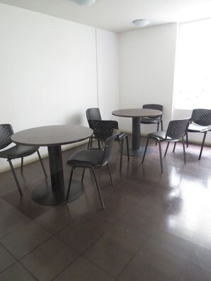 A conference room with a large table and several chairs. - Alojamientos Santiago Chile (Santiago)