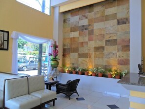 Área de estar no saguão