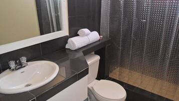 Habitación Business doble, 2 camas dobles | Baño | Ducha y toallas