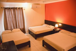 Quarto triplo, várias camas | Wi-Fi de cortesia, roupa de cama