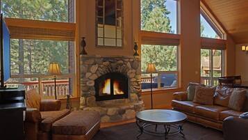 House, 4 Bedrooms | Living room | TV, DVD player