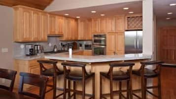 House, 4 Bedrooms | Private kitchen | Full-size fridge, microwave, stovetop, cookware/dishes/utensils