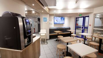 朝食 (ビュッフェ)、毎日提供 (1 名様 8.90 EUR)