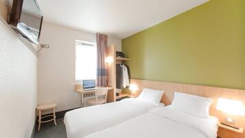 スタンダード ルーム シングルベッド 2 台 | 高級寝具、デスク、遮光カーテン、防音設備