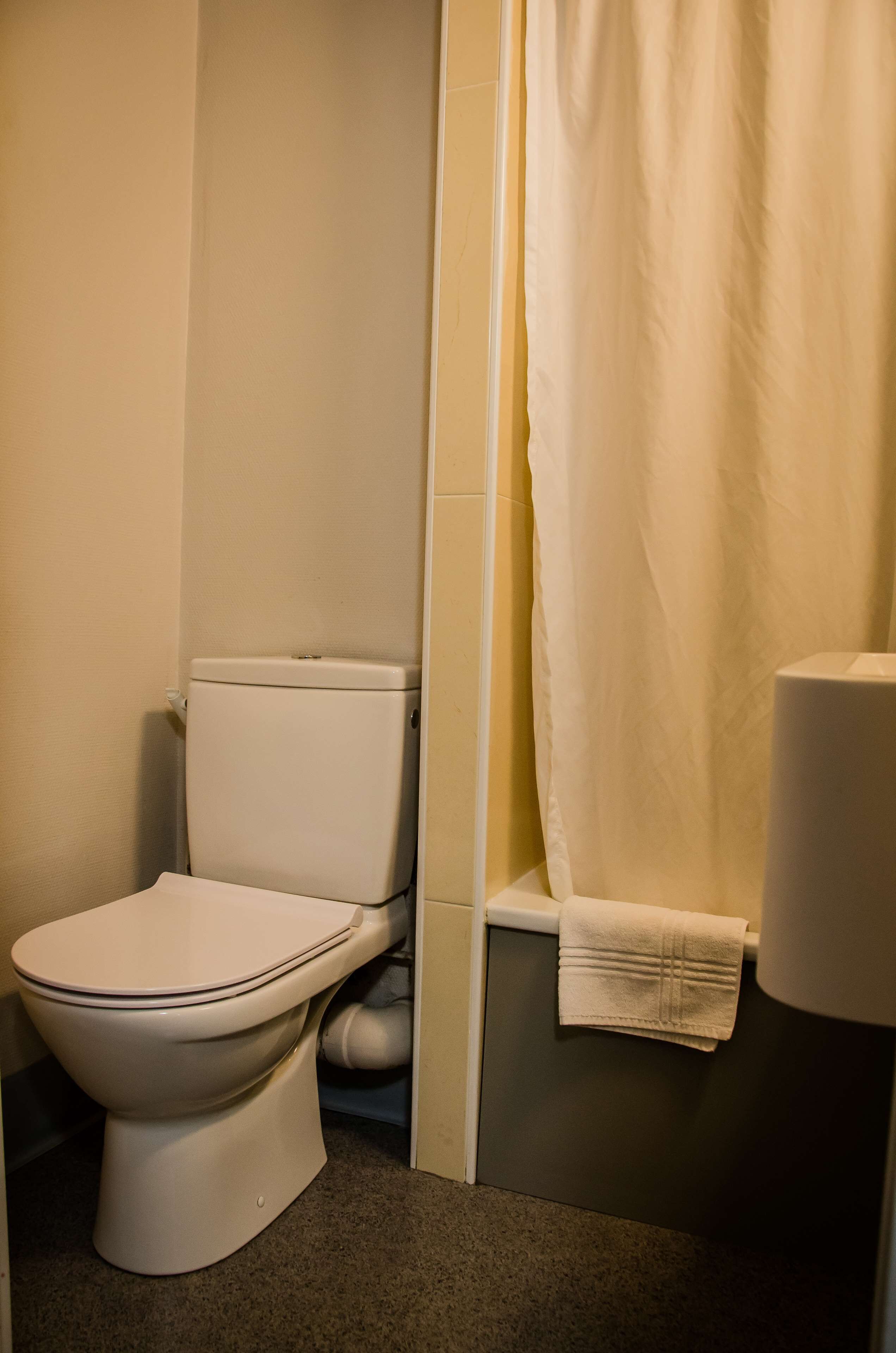 standard room, 2 single beds | premium bedding, desk, blackout curtains, soundproofing