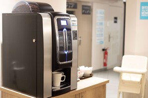 Se ofrece un desayuno bufé todos los días (8.90 EUR por persona)