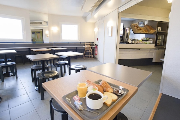 Dagelijks ontbijtbuffet (EUR 8.90 per persoon)