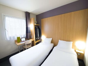 Quarto standard, 2 camas de solteiro | Roupas de cama premium, escrivaninha, cortinas blackout