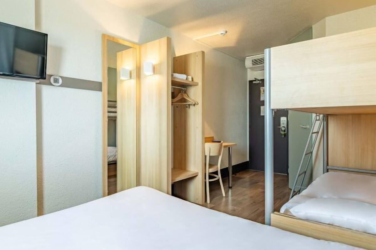 Premium bedding, desk, soundproofing, free WiFi