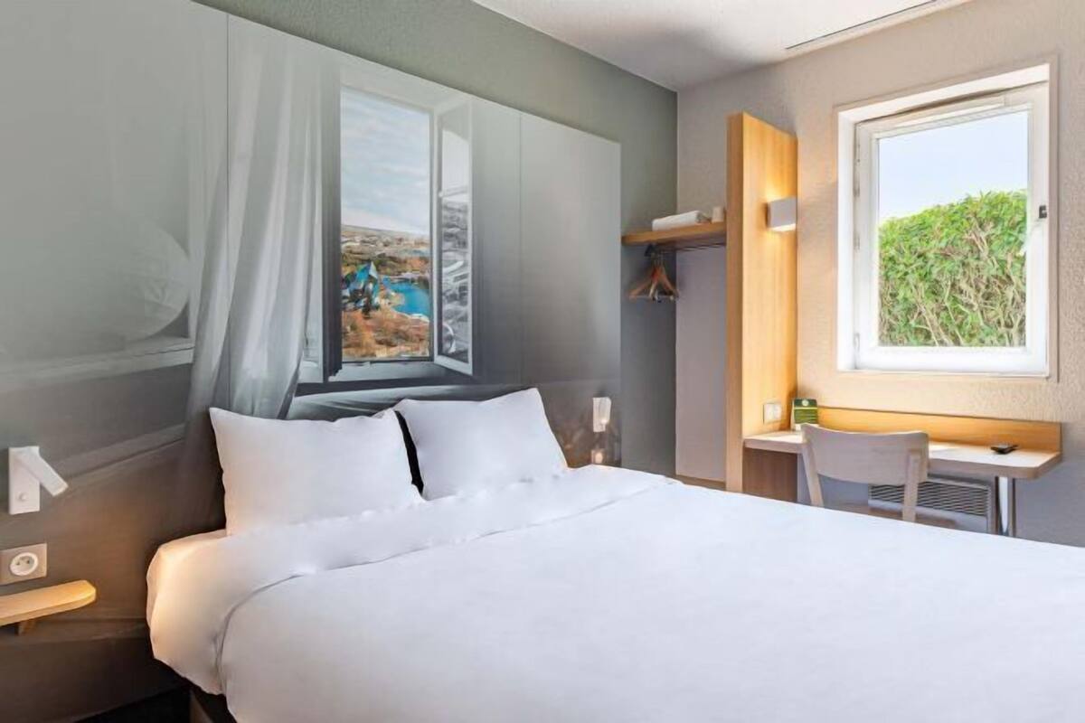 Premium bedding, desk, soundproofing, free WiFi