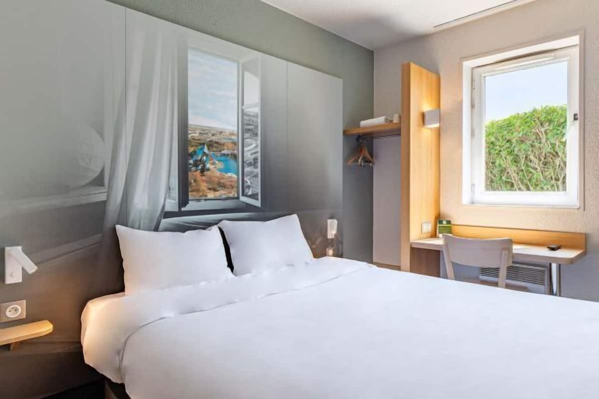 Roupas de cama premium, escrivaninha, quartos à prova de som