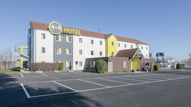 A B&B hotel with a parking lot in front. - B&B HOTEL Poitiers (1) (Chasseneuil-du-Poitou)