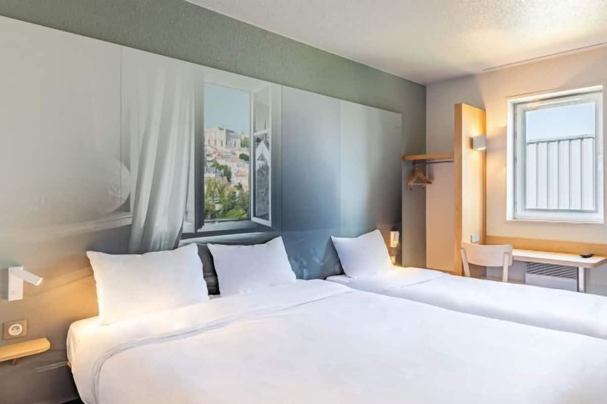 Roupas de cama premium, escrivaninha, quartos à prova de som