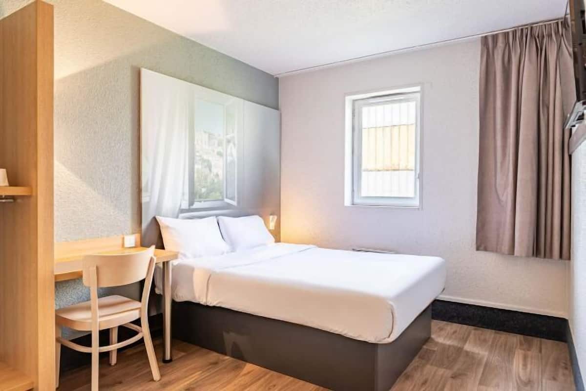 Premium bedding, desk, soundproofing, free WiFi