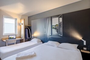 Triple Room, Non Smoking | Premium bedding, desk, soundproofing, free WiFi