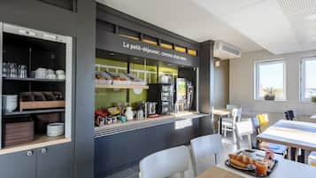 Petit déjeuner buffet servi tous les jours en supplément
