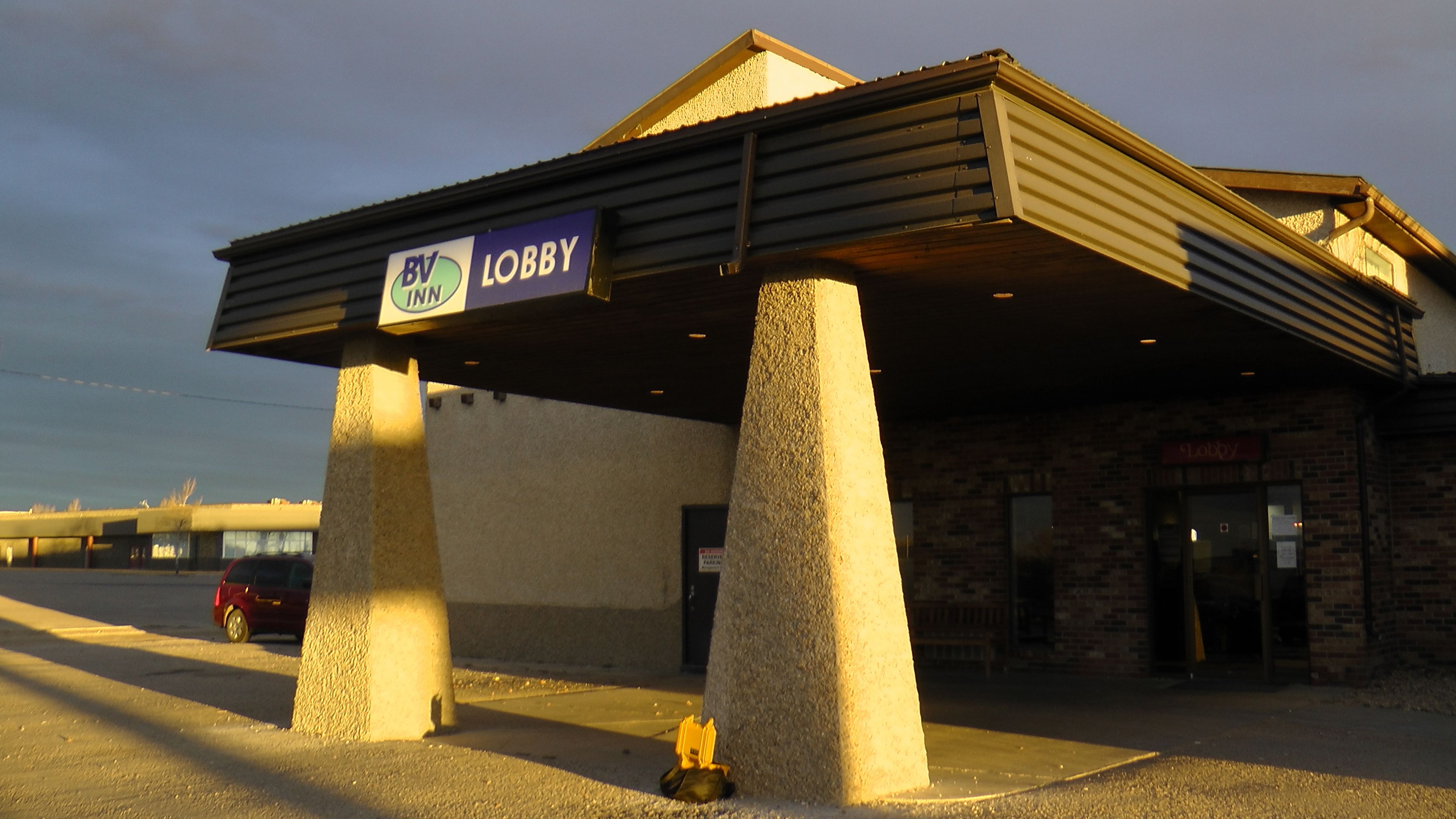 A building with a sign reading "Lobby" and "BV Inn".