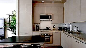 Signature-Suite, 1 Queen-Bett, Küche | Eigene Küche | Kochgeschirr/Geschirr/Besteck