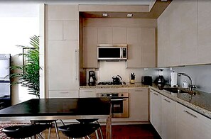 Signature-Suite, 1 Queen-Bett, Küche | Eigene Küche | Kochgeschirr/Geschirr/Besteck