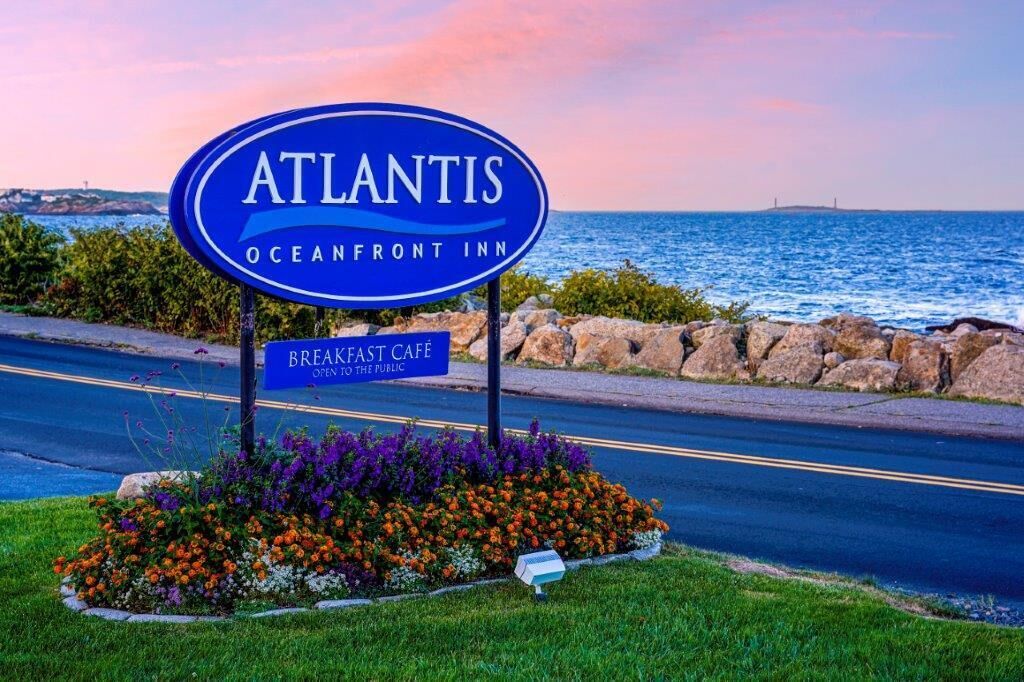 Schild für das Atlantis Oceanfront Inn mit einem Frühstückscafé, das für die Öffentlichkeit zugänglich ist.