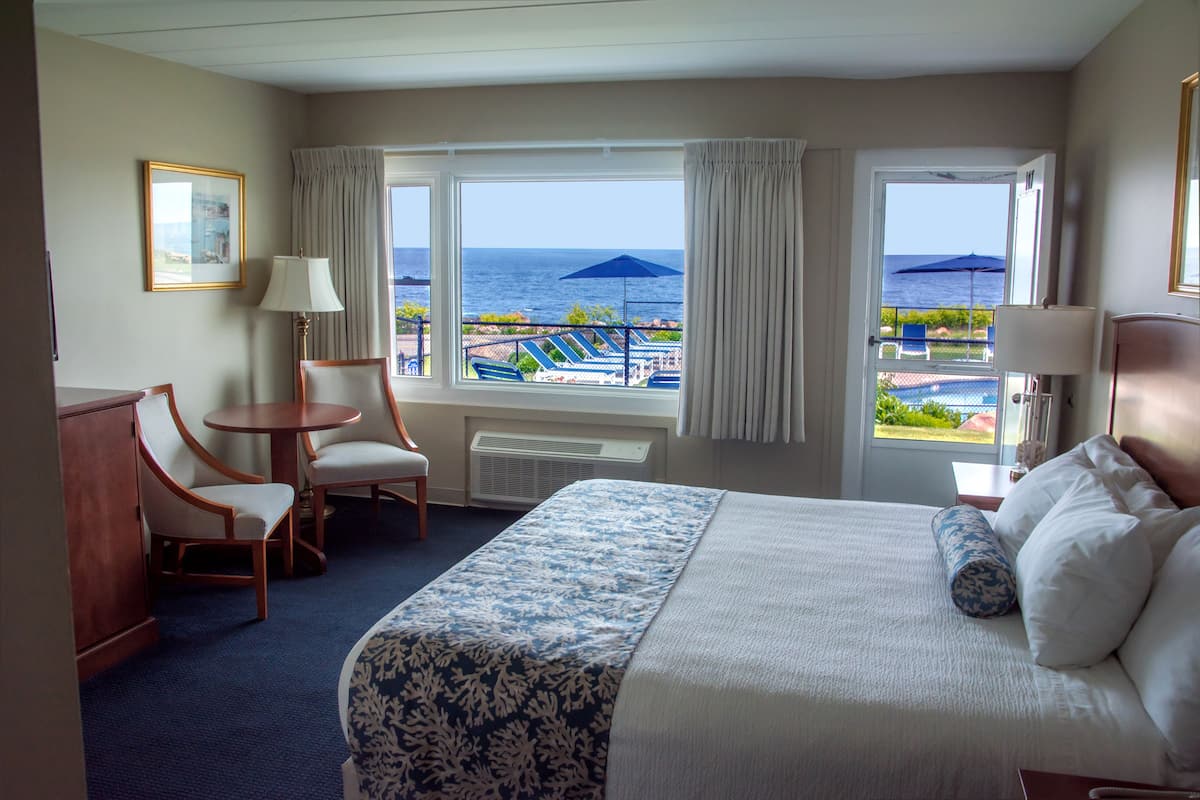 Oceanfront Terrace 1st Floor King | Tabla de planchar con plancha, wifi gratis y ropa de cama