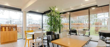Petit déjeuner buffet servi tous les jours en supplément