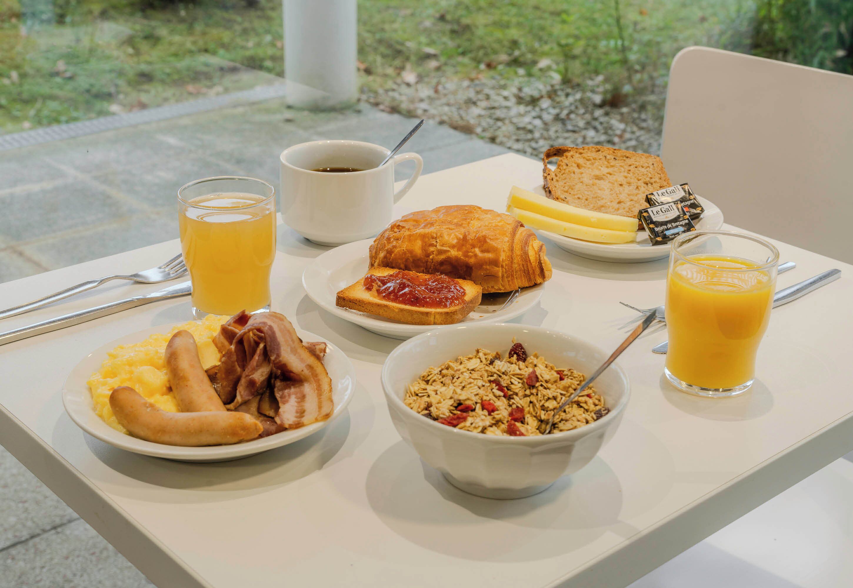 daily buffet breakfast for a fee