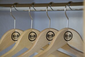 Hochwertige Bettwaren, Schreibtisch, schallisolierte Zimmer