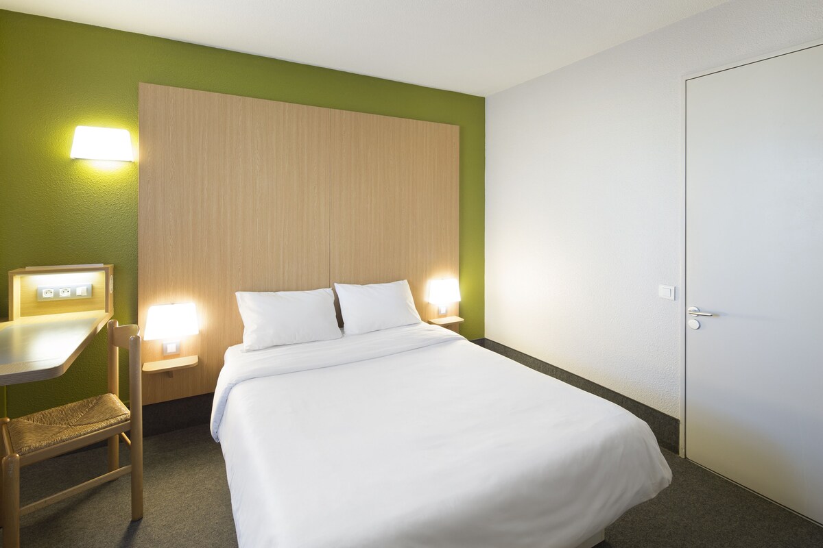 Premium bedding, desk, soundproofing, free cots/infant beds