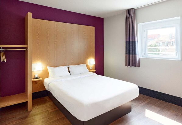 Dobbeltrom, tilgjengelighetstilpasset | Sengetøy av topp kvalitet, skrivebord og lydisolert