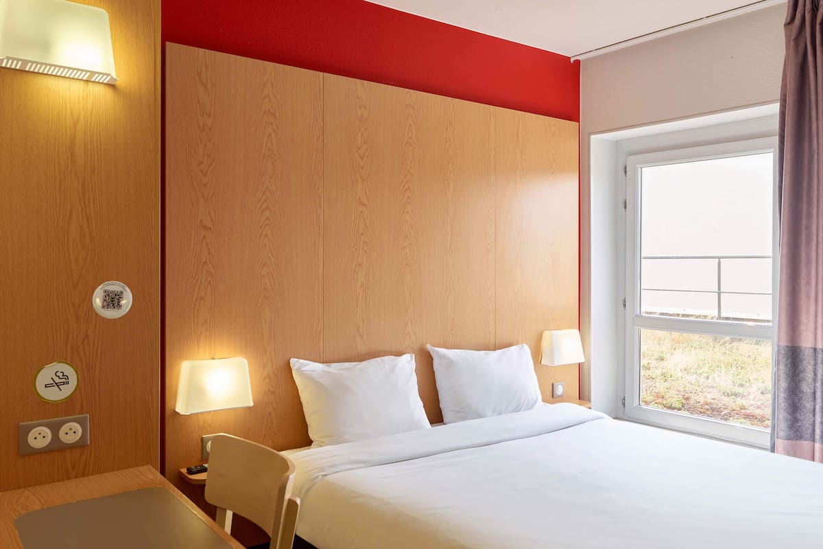Premium bedding, desk, soundproofing, free cots/infant beds