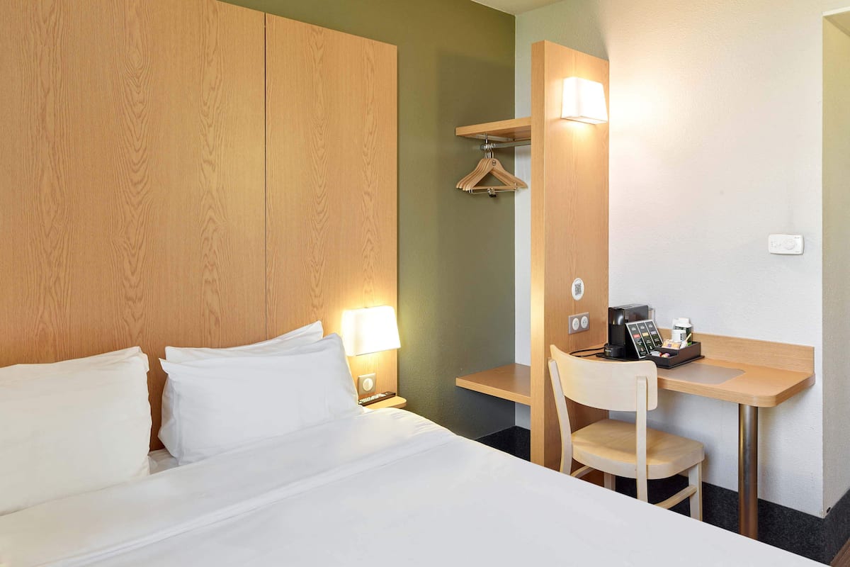 1 bedroom, premium bedding, desk, soundproofing