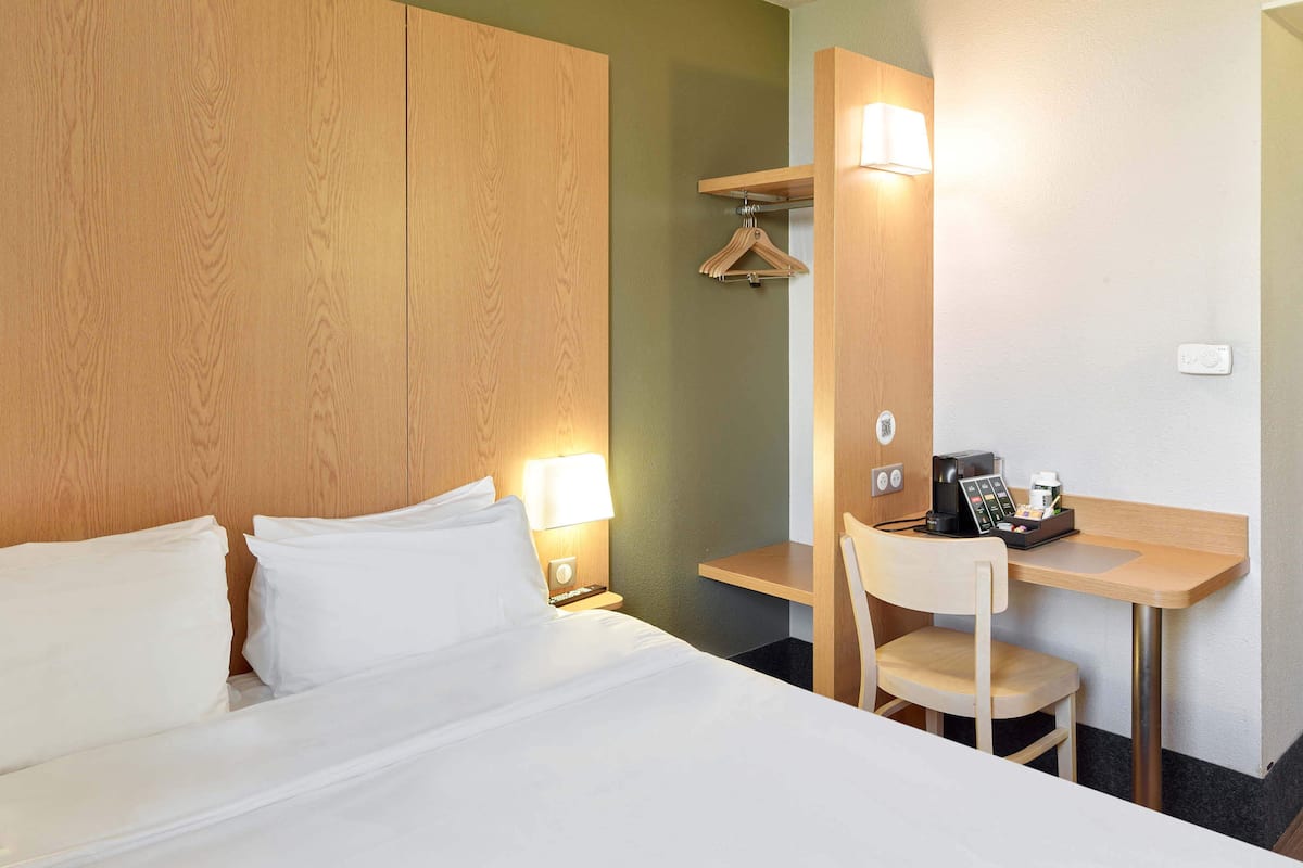 Premium bedding, desk, soundproofing, free cots/infant beds