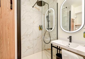Een douche, handdoeken