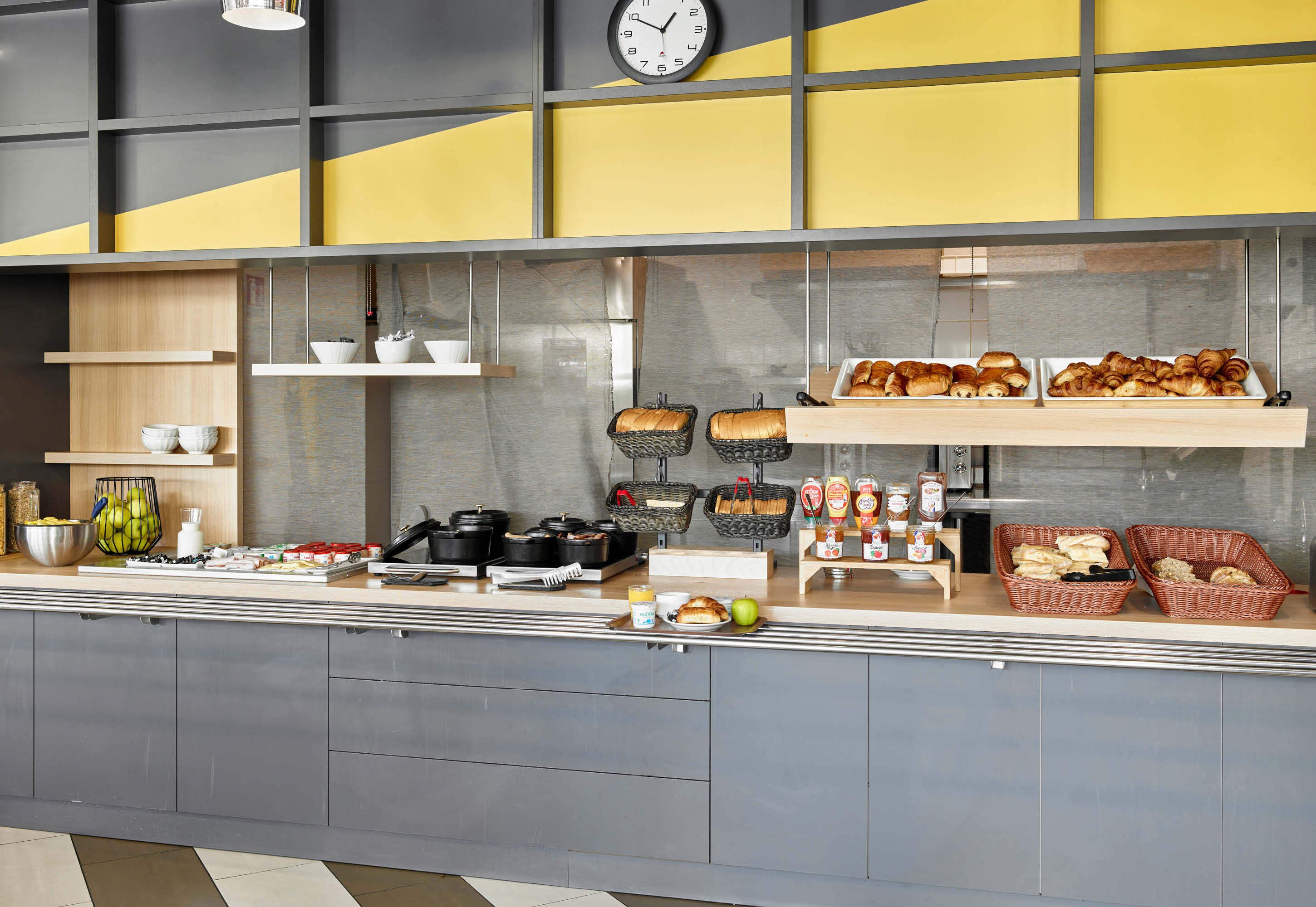 daily buffet breakfast for a fee