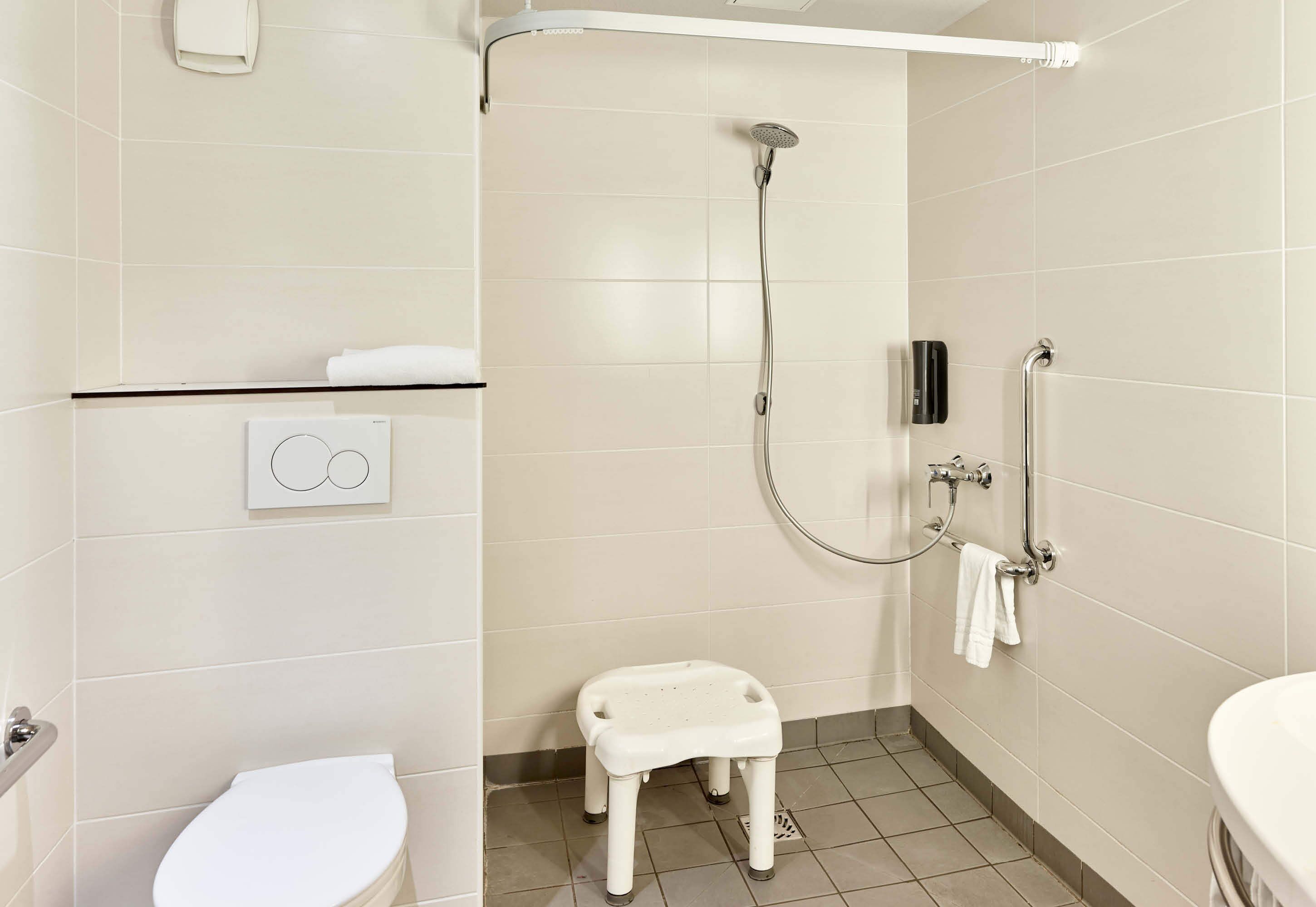 double room, accessible | bathroom | shower, towels