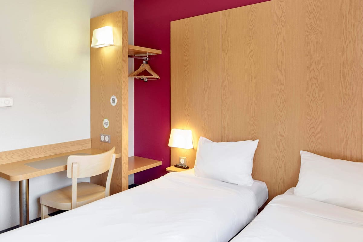 Premium bedding, desk, soundproofing, free cots/infant beds