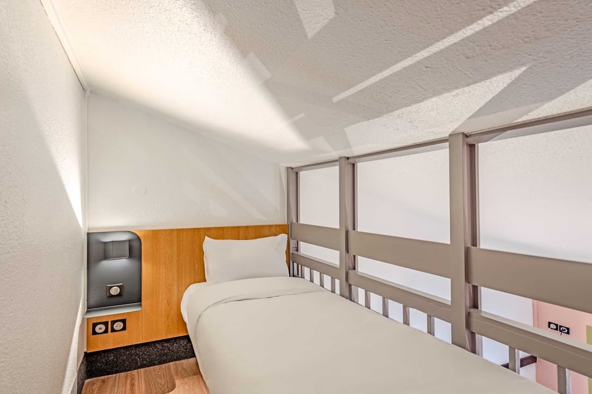 triple room, non smoking | desk, soundproofing, free cots/infant beds, free wifi