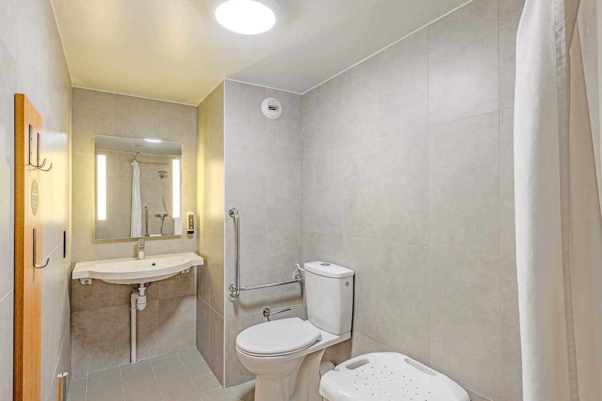 double room, accessible, non smoking | bathroom | shower, towels