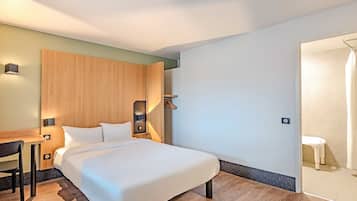 Quarto casal, acessível, para não fumantes | Escrivaninha, quartos à prova de som, berços grátis, Wi-Fi de cortesia