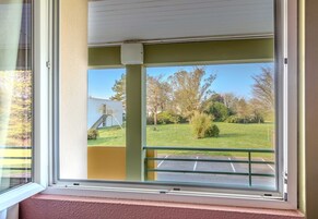 Desk, soundproofing, free cribs/infant beds, free WiFi