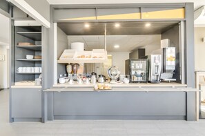 Se ofrece un desayuno bufé todos los días (por un coste adicional)