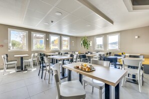Tägliches Frühstücksbuffet gegen Gebühr