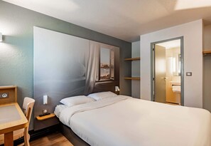 Premium bedding, desk, soundproofing, free WiFi
