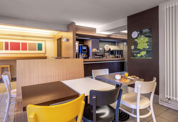 Daily buffet breakfast for a fee