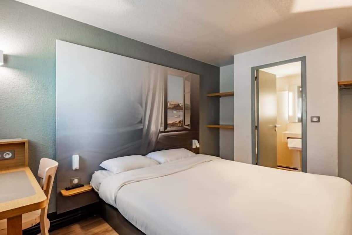Premium bedding, desk, soundproofing, free WiFi