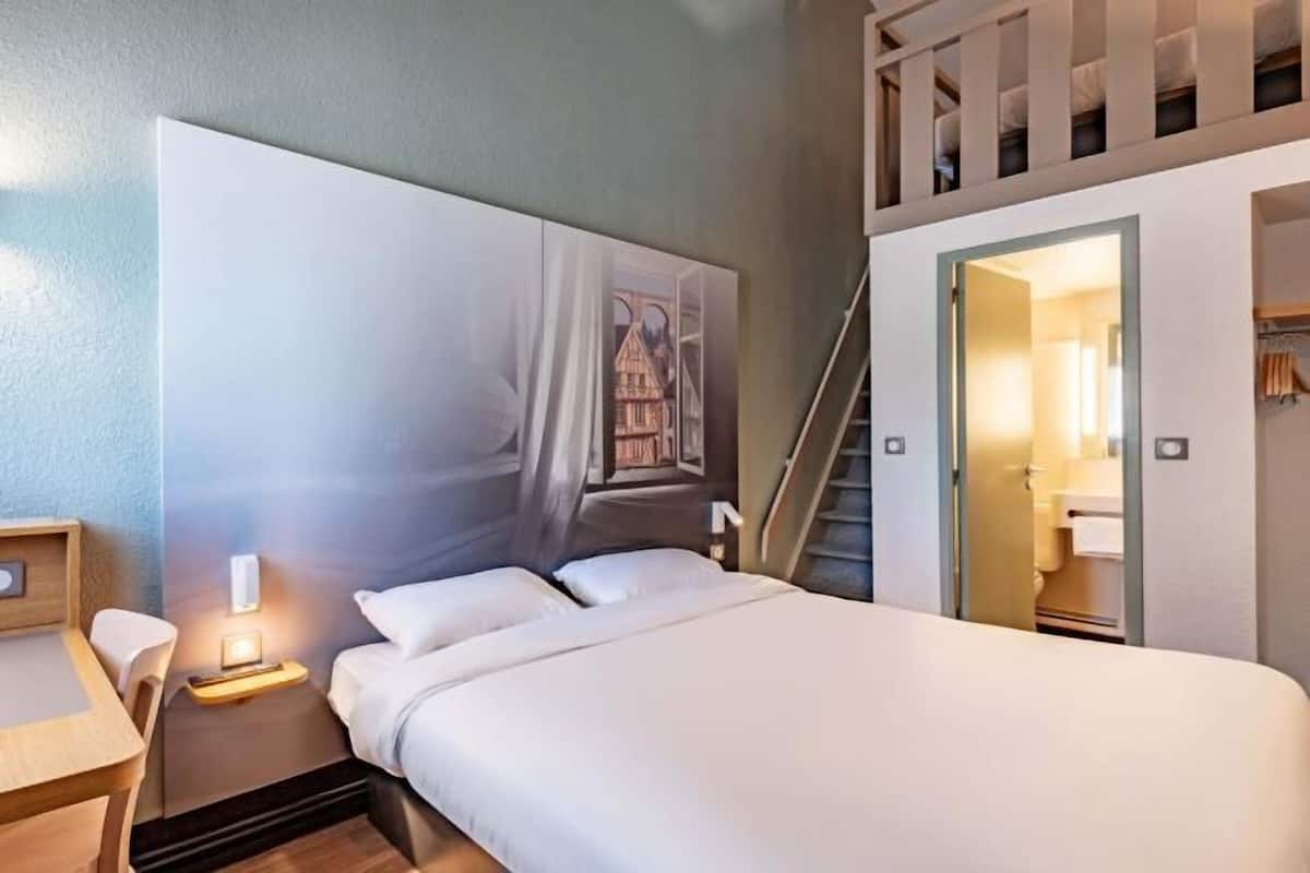 Premium bedding, desk, soundproofing, free WiFi
