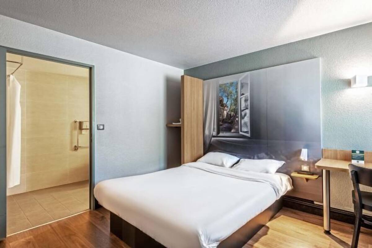 Premium bedding, desk, soundproofing, free WiFi