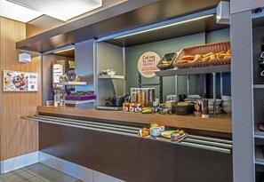 A bakery counter with pastries, bread, and condiments. - B&B HOTEL Morlaix (St.-Martin-des-Champs)