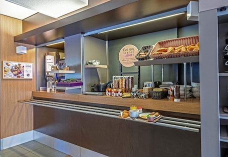 Petit déjeuner buffet servi tous les jours en supplément. B&B HOTEL Morlaix